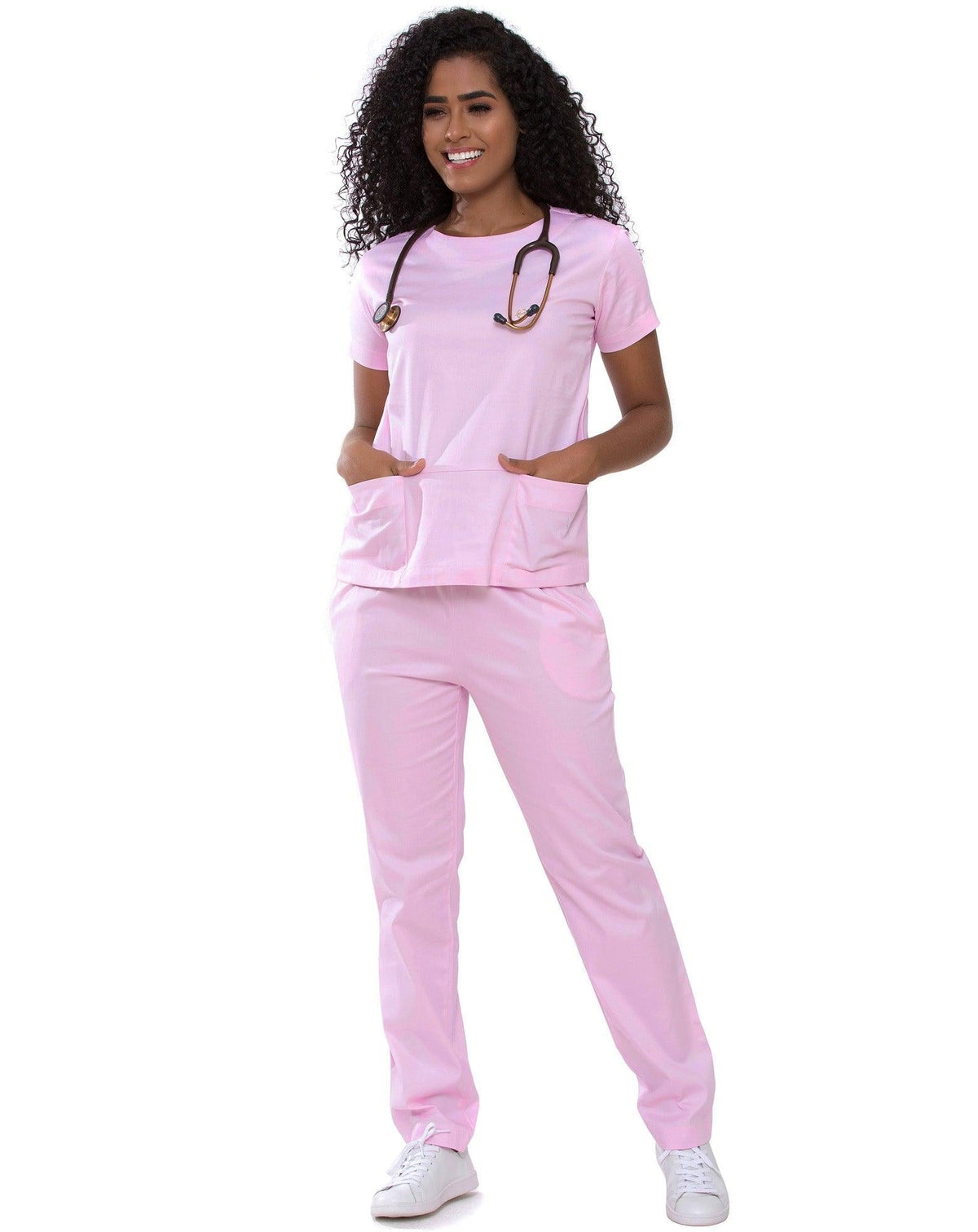 Scrub feminino Confort rosa claro em corpo inteiro, blusa com bolsos frontais e calça de caimento reto — foto 3