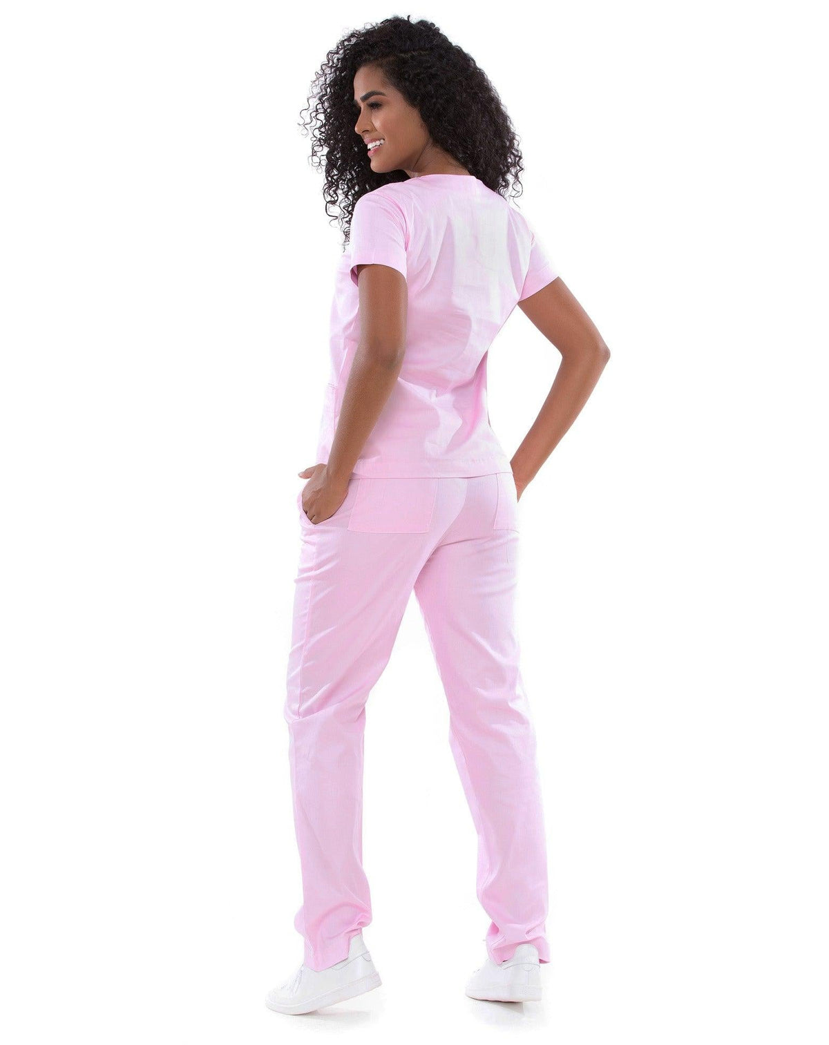 Scrub feminino Confort rosa claro de costas, mostrando os bolsos traseiros da calça e o caimento da blusa — foto 4
