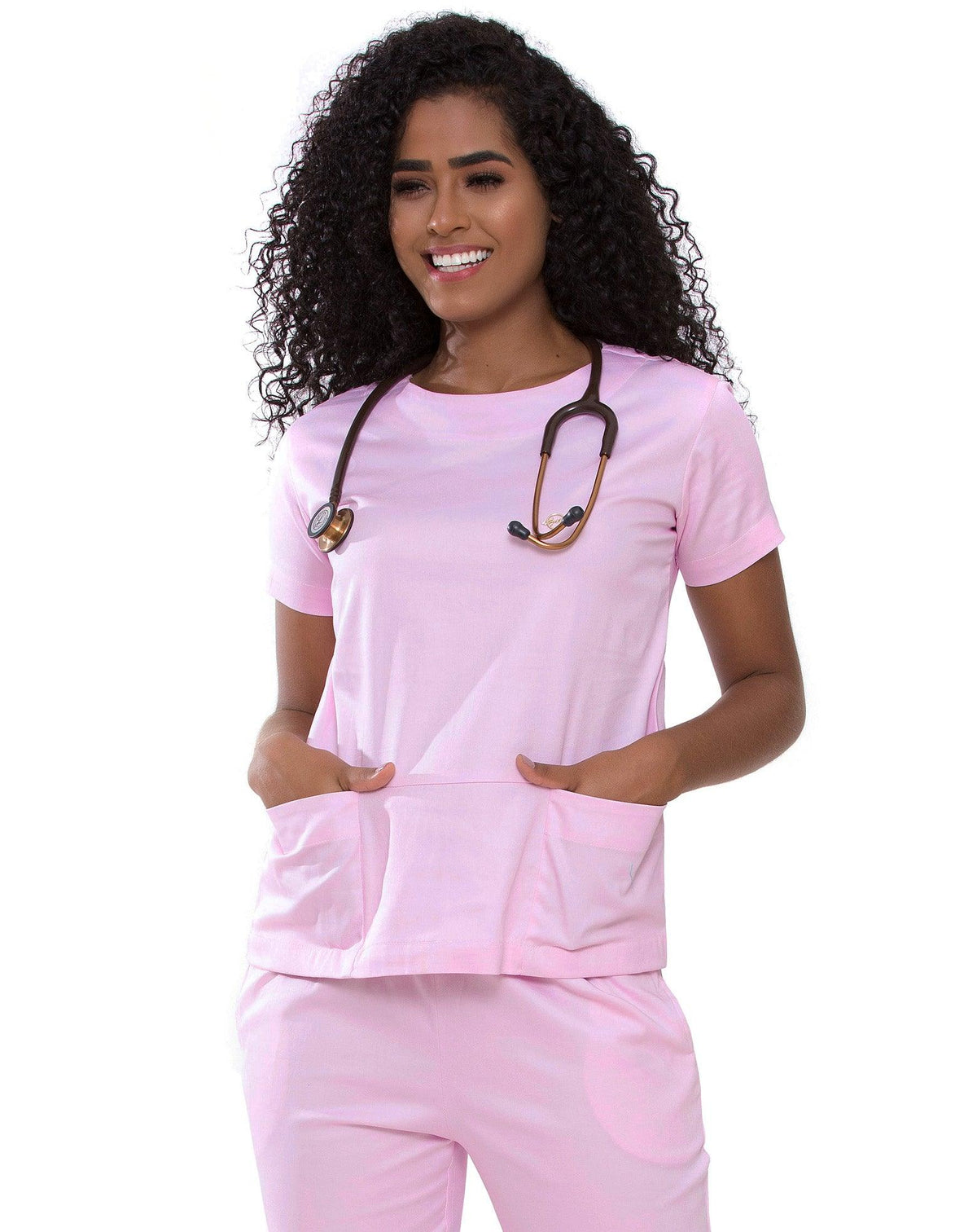Scrub feminino Confort rosa claro em meio corpo, gola redonda e mãos nos dois bolsos frontais da blusa — foto 2