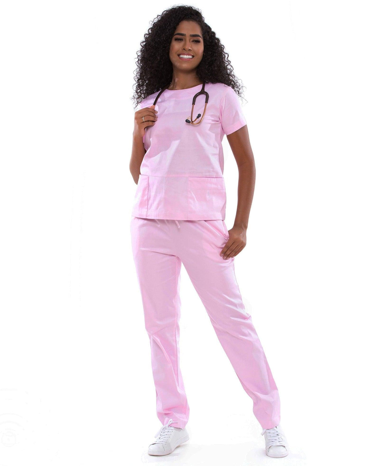 Scrub feminino Confort rosa claro de frente em corpo inteiro, modelo com estetoscópio e blusa com bolsos
