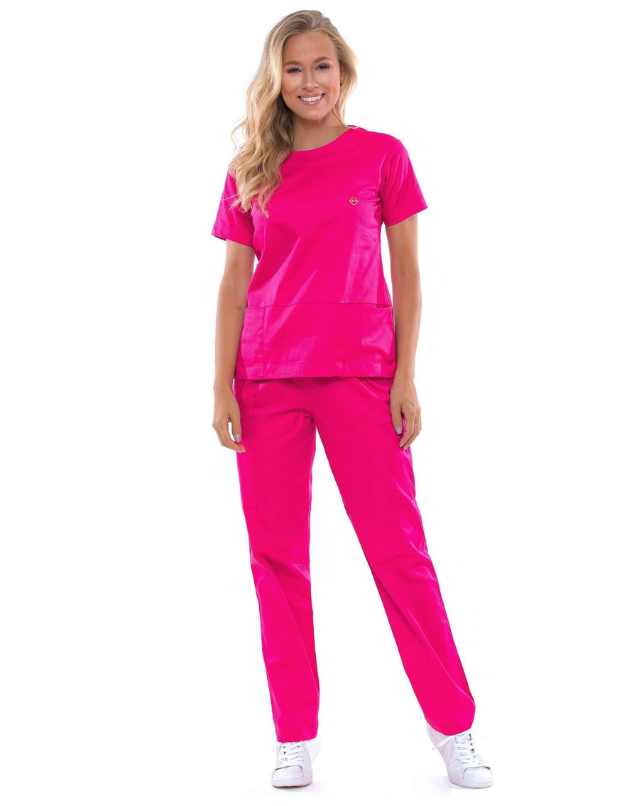 Scrub feminino Confort rosa pink em corpo inteiro, blusa de gola redonda com bolsos e calça de corte reto
