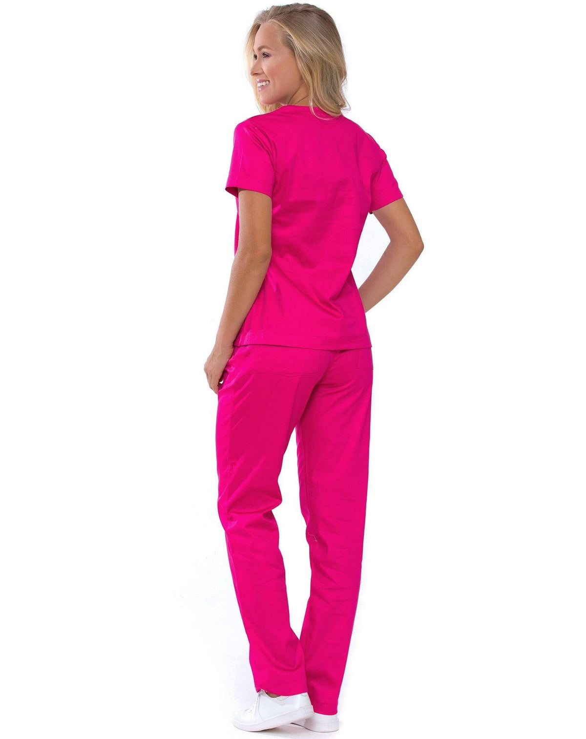 Scrub feminino Confort rosa pink de costas, mostrando o caimento solto da blusa e da calça rosa pink — foto 4