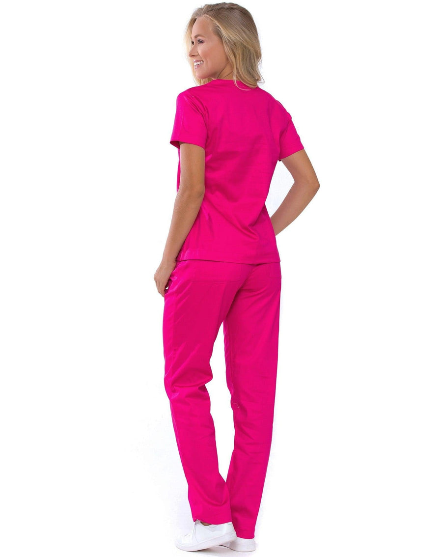 Scrub feminino Confort rosa pink de costas, mostrando o caimento solto da blusa e da calça rosa pink