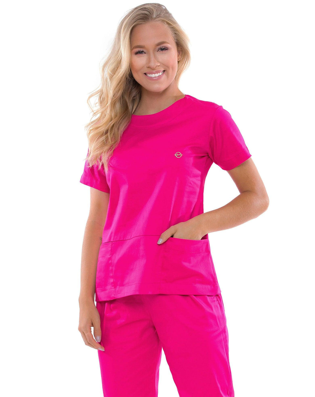 Scrub feminino Confort rosa pink em meio corpo, detalhe da gola redonda e do bolso frontal da blusa — foto 2