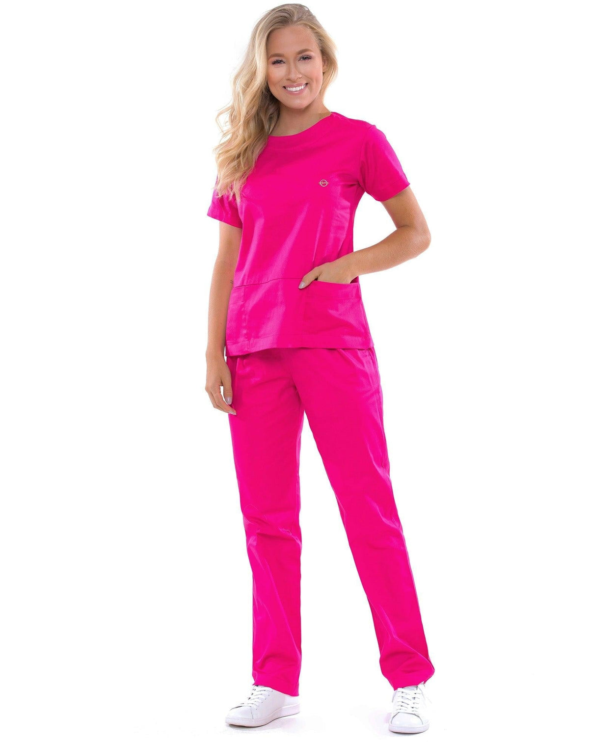 Scrub feminino Confort rosa pink de frente em corpo inteiro, modelo com a mão no bolso frontal da blusa