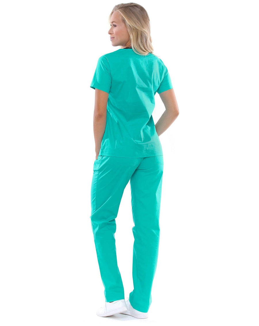 Scrub feminino Confort tiffany de costas, mostrando o caimento solto da blusa e da calça verde tiffany