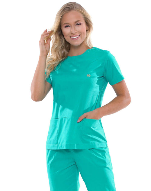 Scrub feminino Confort tiffany em meio corpo, detalhe da gola redonda e do bolso frontal da blusa