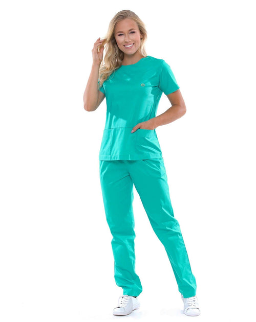 Scrub feminino Confort tiffany de frente em corpo inteiro, modelo com a mão no bolso frontal da blusa