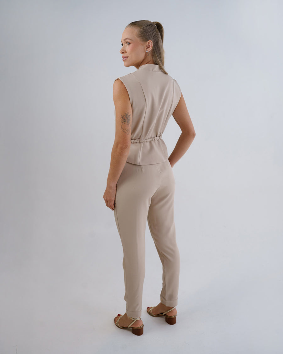 Scrub feminino Ella areia de costas, mostrando o elástico franzido na cintura e o caimento da calça