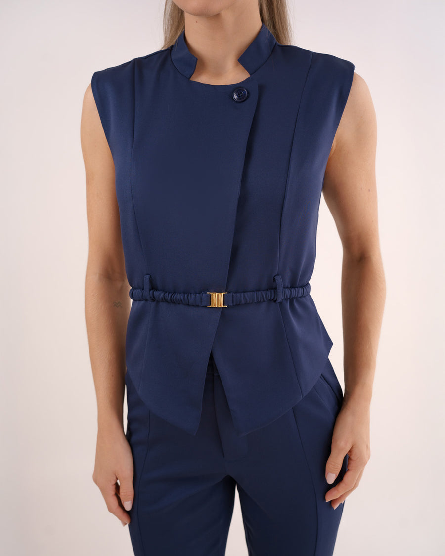 Scrub feminino Ella azul marinho, detalhe da gola alta com botão e do cinto elástico com fivela dourada