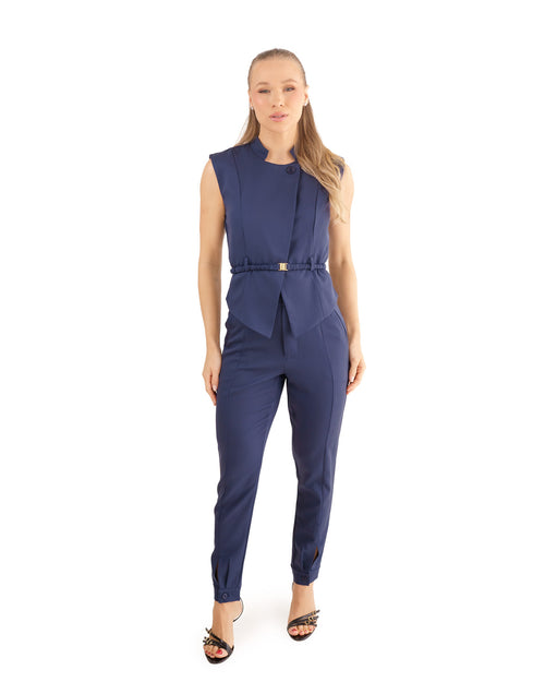 Scrub feminino Ella azul marinho de frente, blusa sem manga com gola alta e cinto, calça slim, corpo inteiro