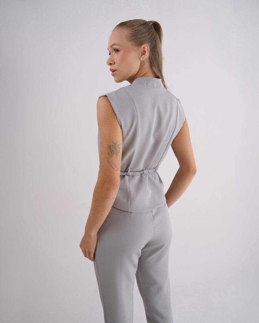 Scrub feminino Ella cinza claro visto de costas, blusa sem manga com cinto elástico e calça slim cinza