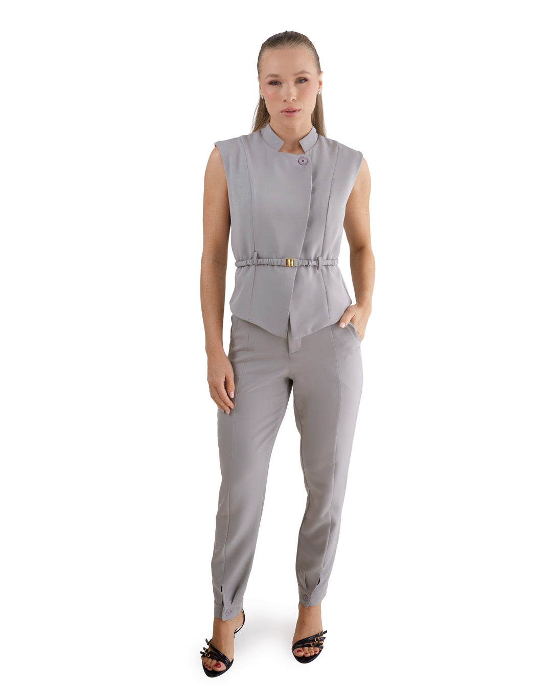 Scrub feminino Ella cinza claro de frente, blusa sem manga com gola alta, cinto na cintura e calça slim, corpo inteiro