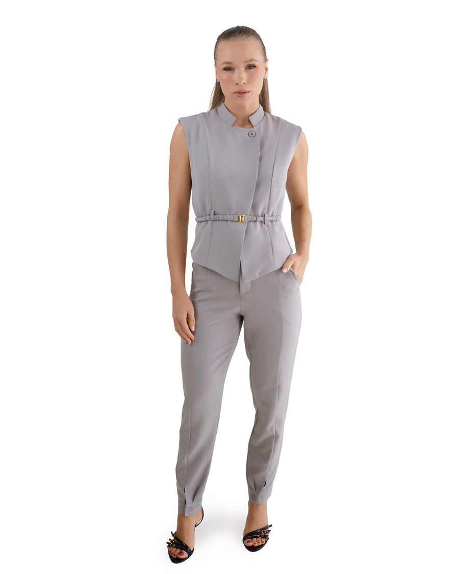 Scrub feminino Ella cinza claro de frente, blusa sem manga com gola alta, cinto na cintura e calça slim, corpo inteiro
