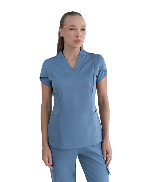Scrub Feminino Essential Azul Grafite com gola V de recorte moderno e manga tulipa