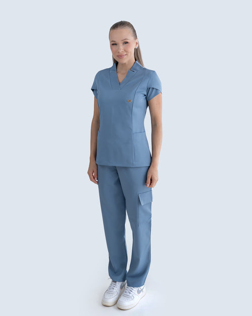 Scrub Feminino Essential Azul Grafite: conjunto de blusa e calça em gabardine premium com elastano