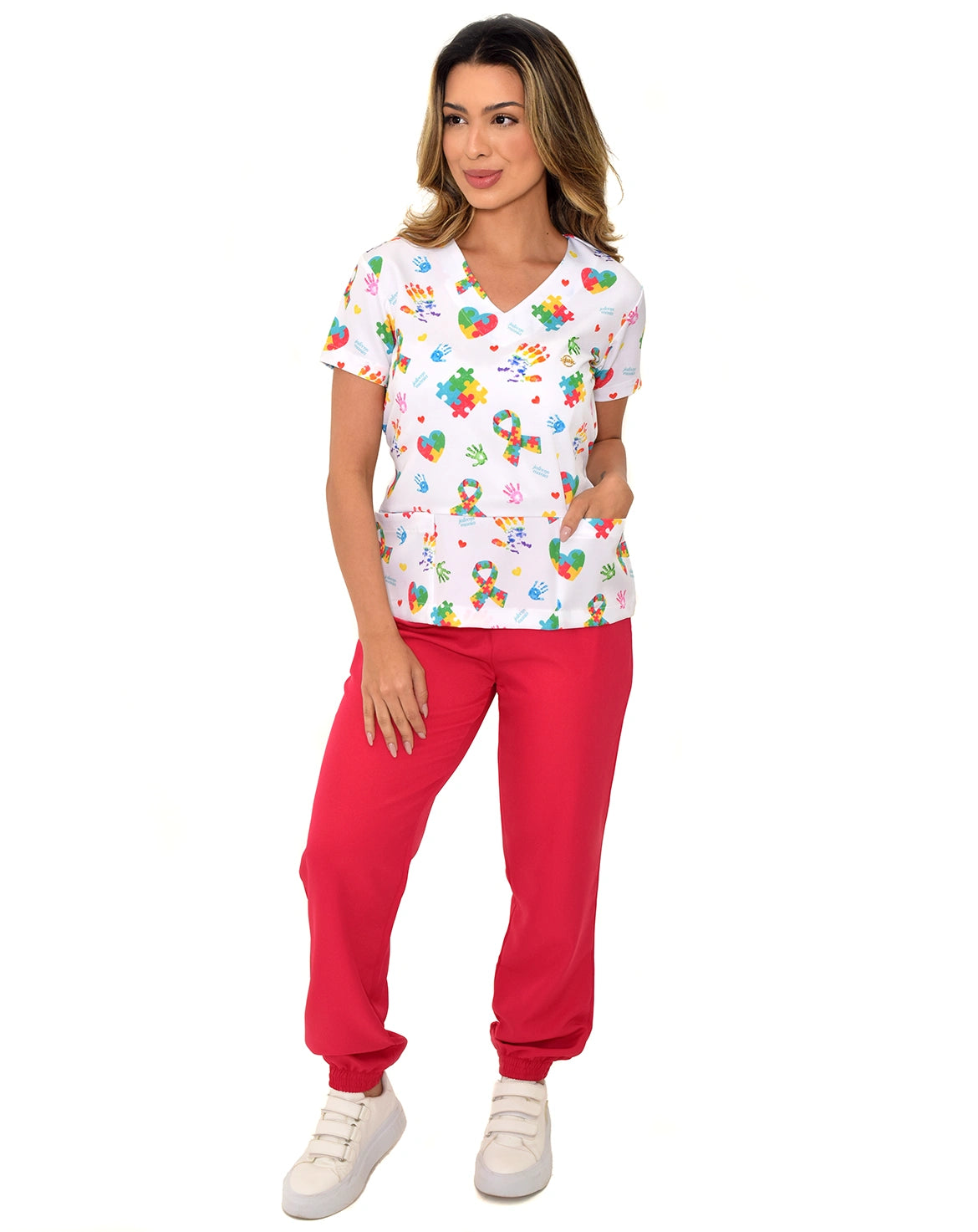 Scrub feminino estampado Autismo em Cores de corpo inteiro, blusa com bolsos estampados e calça jogger vermelha — foto 2