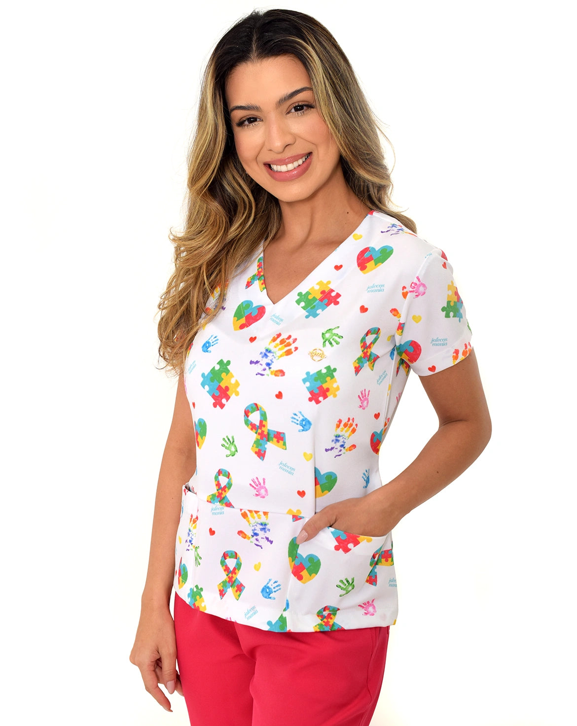 Scrub feminino estampado Autismo em Cores em meio corpo, decote em V, mão no bolso e estampa tema autismo — foto 4