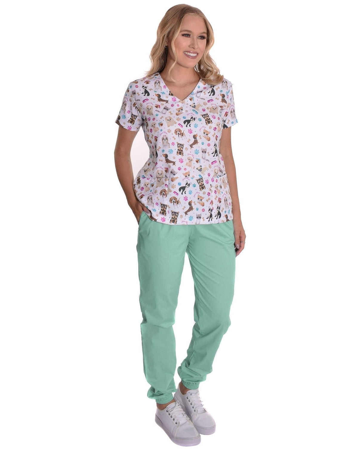 Scrub feminino Funny Love Pets de corpo inteiro, blusa estampada com pets, mão no bolso da calça verde menta — foto 3