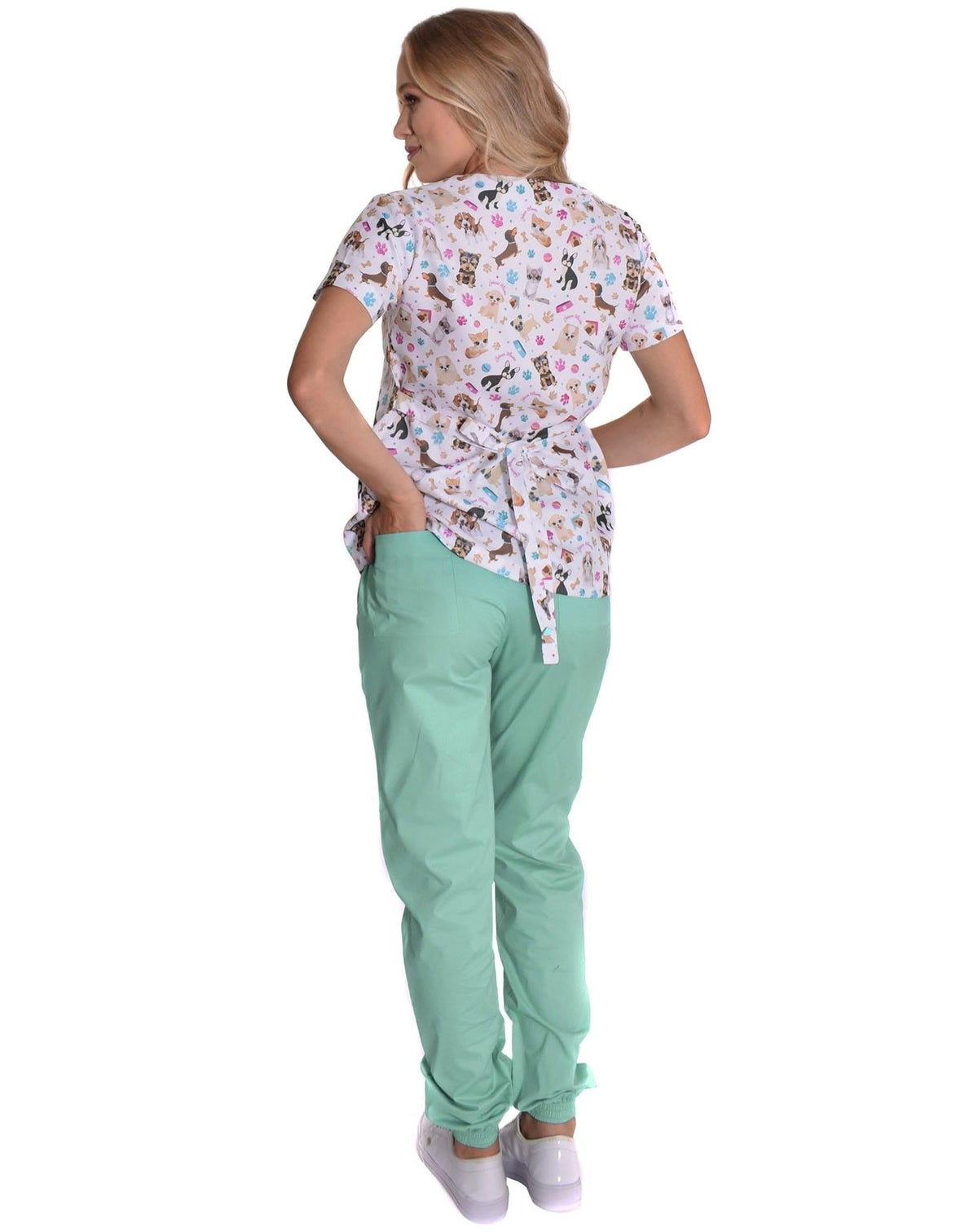 Scrub feminino Funny Love Pets de costas, blusa com amarração na cintura e calça jogger verde com punho — foto 4