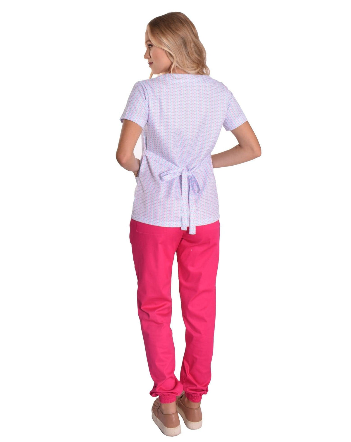 Scrub feminino Funny Lovely de costas, blusa estampada com laço de amarração na cintura e calça jogger pink — foto 3