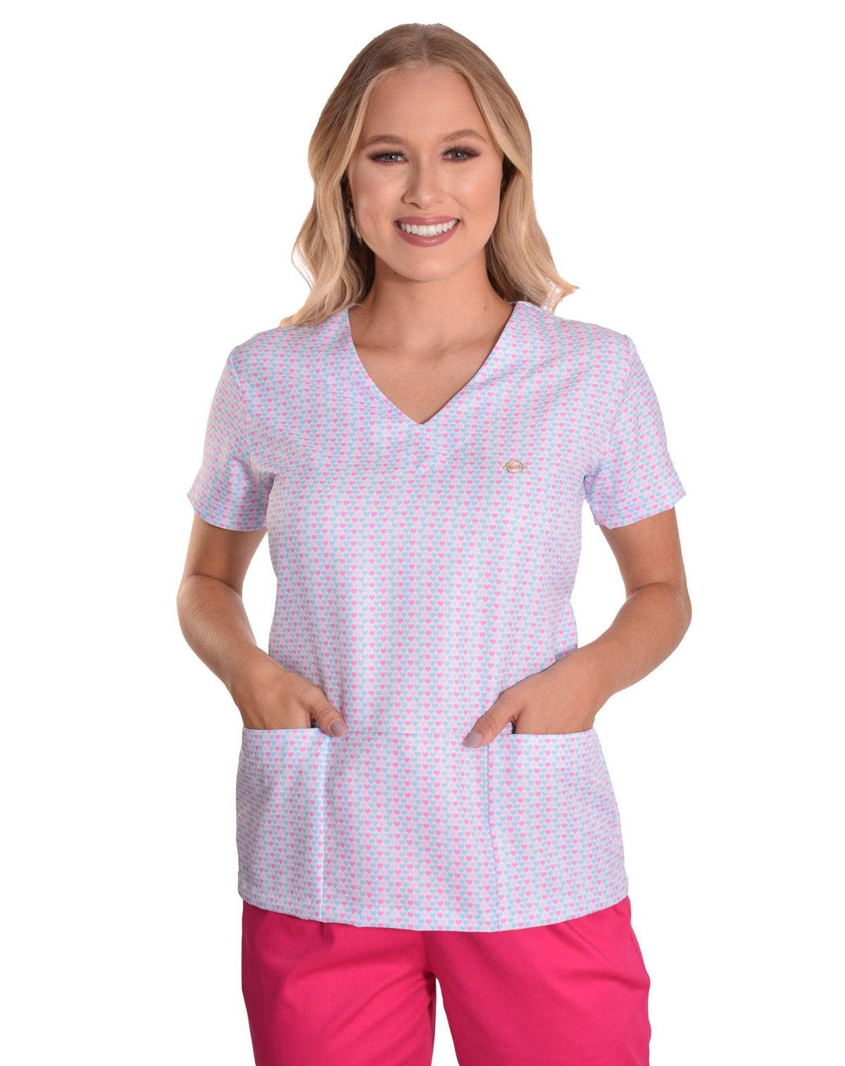 Scrub feminino Funny Lovely de frente, decote em V, bolsos frontais e estampa de coraçõezinhos rosa e azul — foto 2