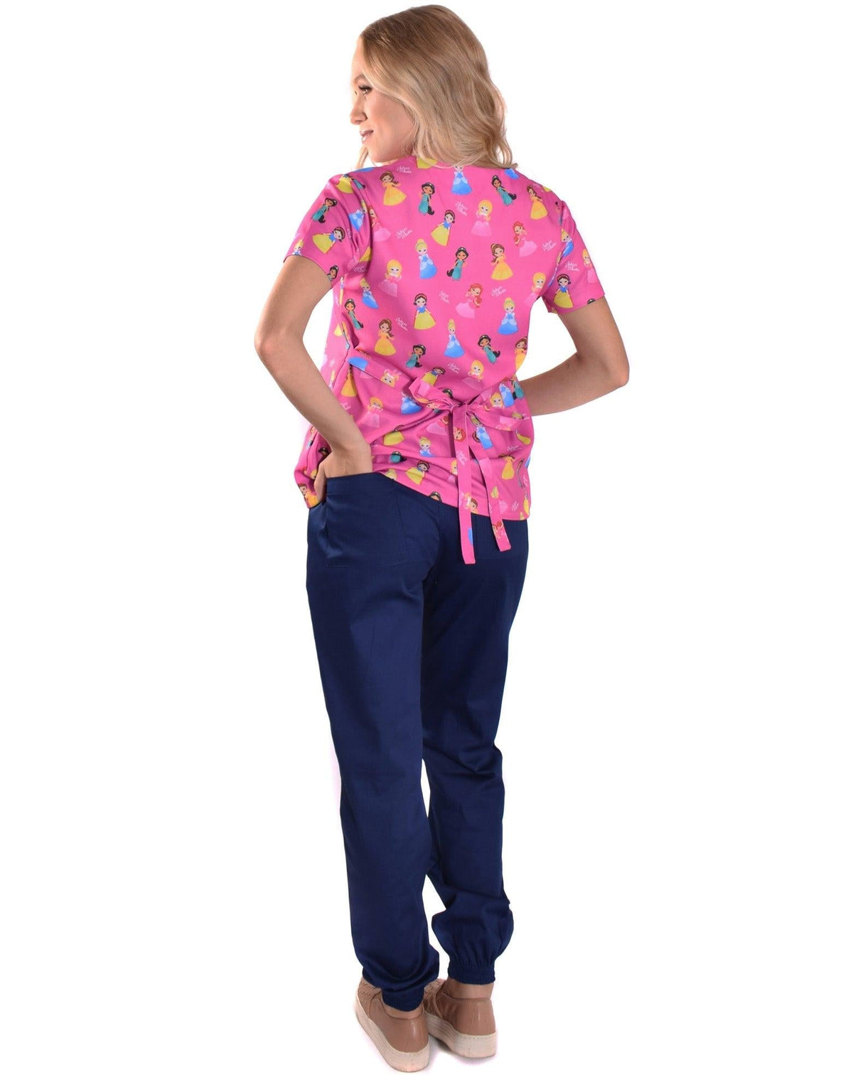 Scrub feminino Funny Princesas de costas, blusa com amarração na cintura e calça jogger azul marinho com punho — foto 4