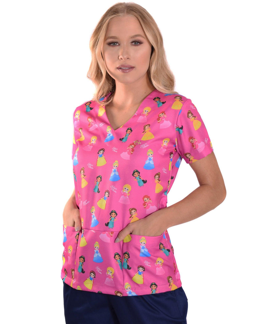 Scrub feminino Funny Princesas de frente, decote em V e bolsos, estampa rosa com princesas de vestidos coloridos