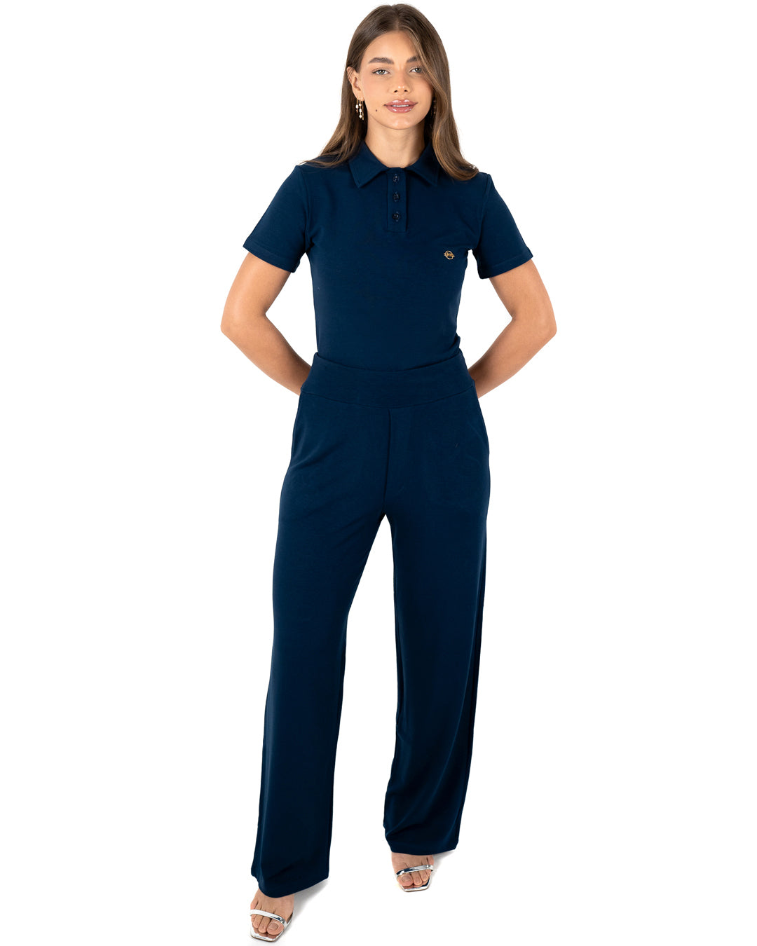 Scrub feminino Ivy moletinho azul marinho de corpo inteiro, blusa polo com botões e calça pantalona de moletinho — foto 4