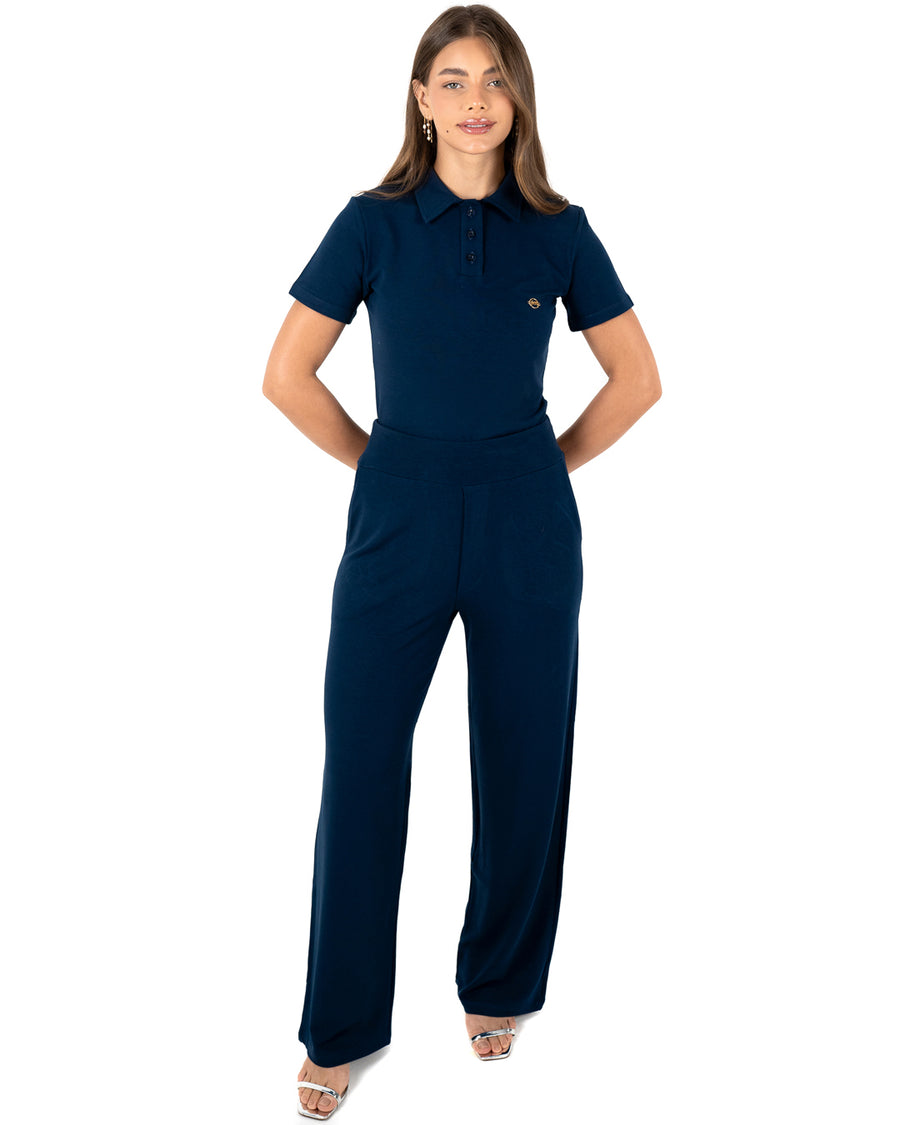 Scrub feminino Ivy moletinho azul marinho de corpo inteiro, blusa polo com botões e calça pantalona de moletinho