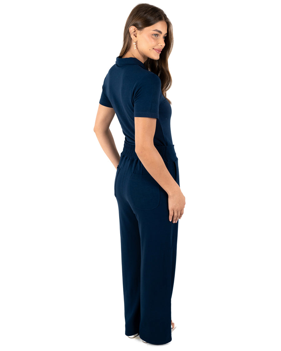 Scrub feminino Ivy moletinho azul marinho de costas, calça pantalona com bolsos traseiros e cós elástico