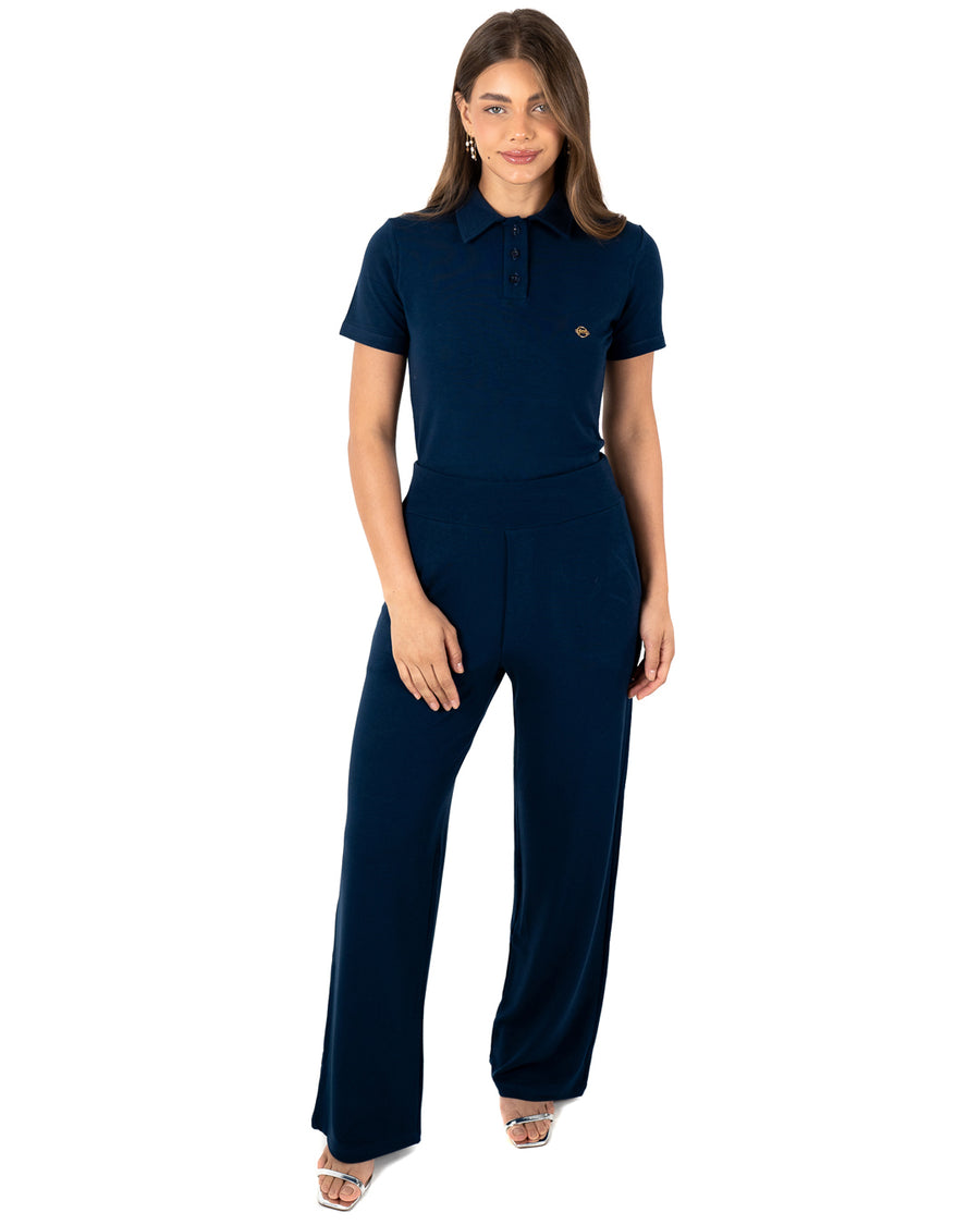 Scrub feminino Ivy moletinho azul marinho visto de frente, blusa polo manga curta e calça pantalona fluida
