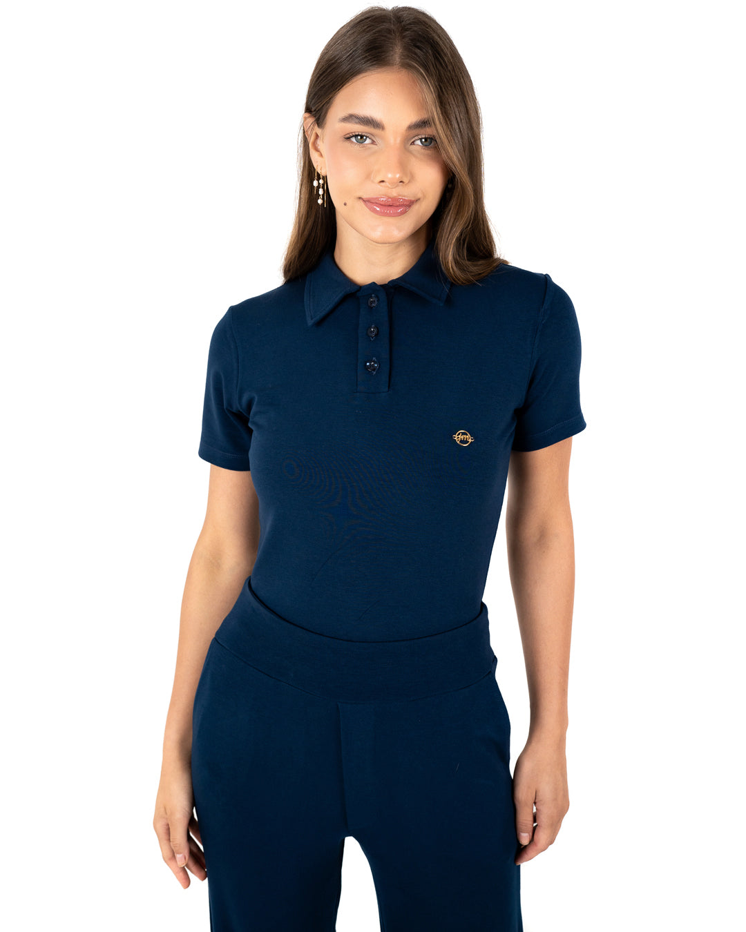 Scrub feminino Ivy moletinho azul marinho em meio corpo, blusa gola polo com botões e calça de cós largo