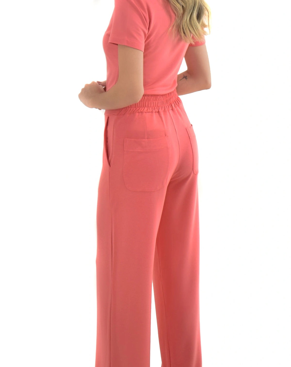 Scrub feminino Ivy moletinho goiaba, detalhe dos bolsos traseiros e do cós elástico da calça pantalona — foto 5