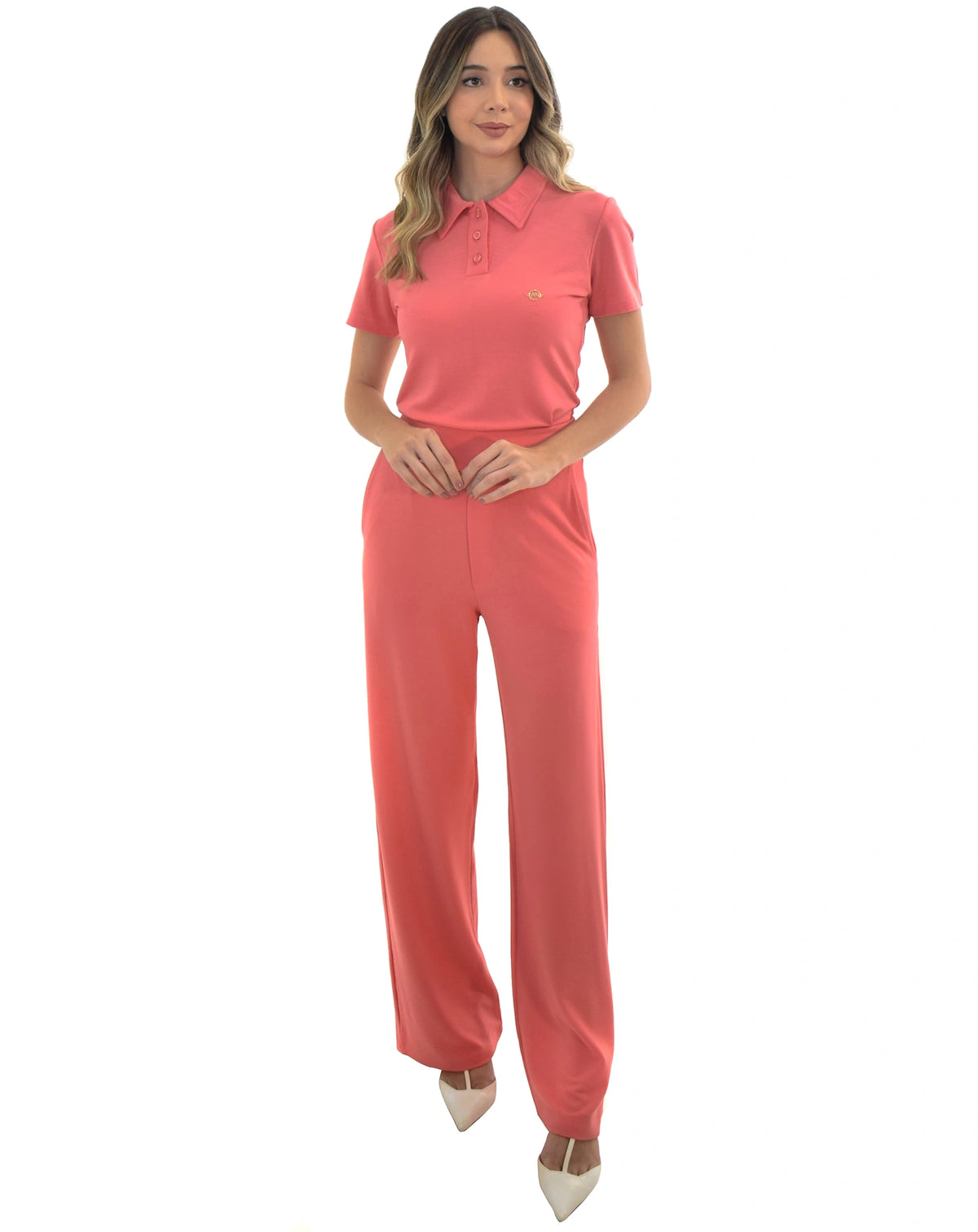 Scrub feminino Ivy moletinho goiaba de frente, corpo inteiro, blusa polo manga curta e calça pantalona fluida — foto 3