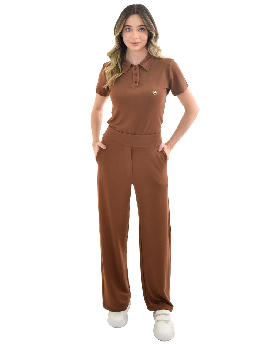 Scrub feminino Ivy moletinho marrom de corpo inteiro, mãos nos bolsos da calça pantalona de cós largo