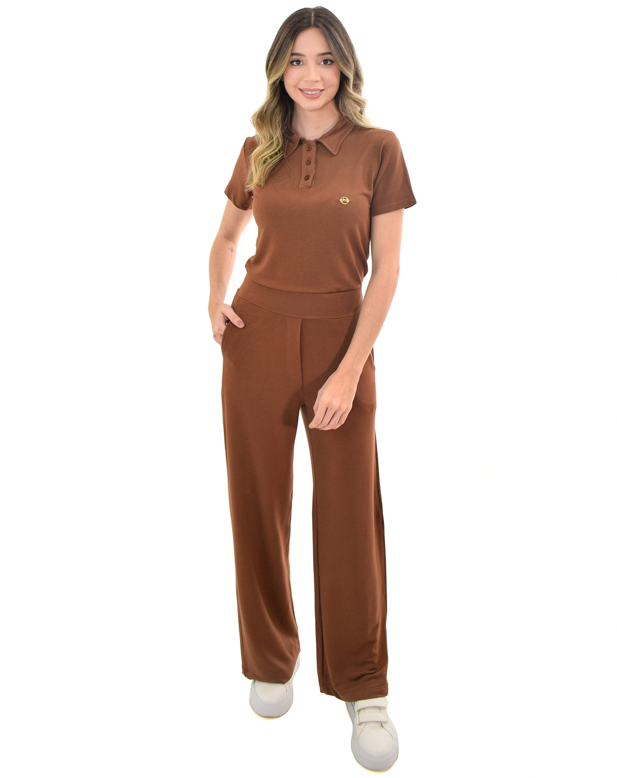 Scrub feminino Ivy moletinho marrom de frente, corpo inteiro, blusa polo manga curta e calça pantalona fluida — foto 2