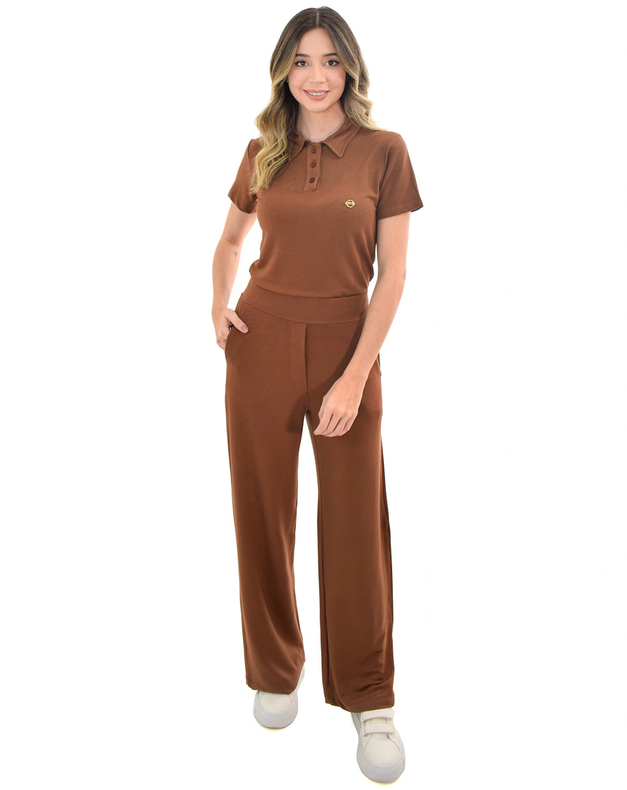 Scrub feminino Ivy moletinho marrom de frente, corpo inteiro, blusa polo manga curta e calça pantalona fluida
