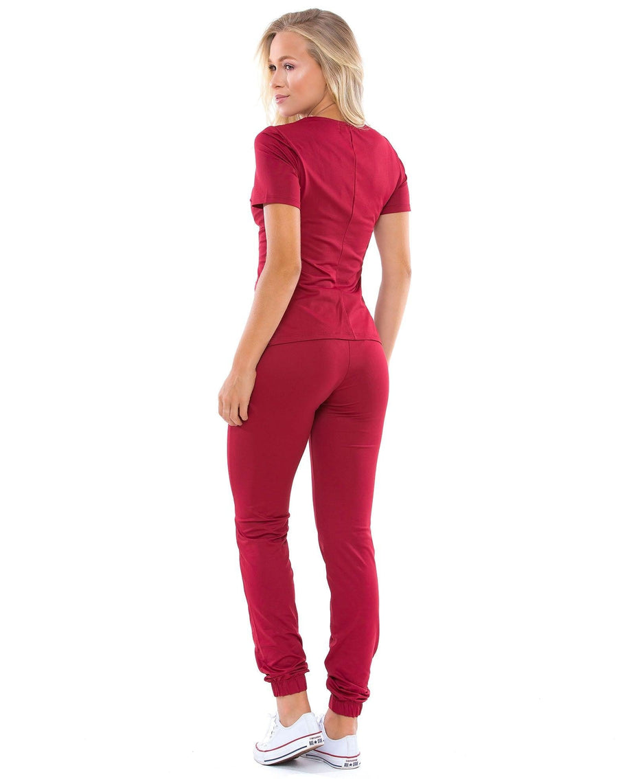 Scrub feminino Lily Soft bordô de costas, blusa com recorte central e calça jogger bordô com punho elástico