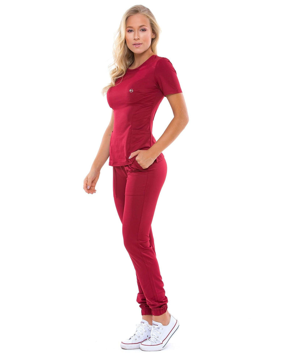 Scrub feminino Lily Soft bordô de lado, blusa acinturada de manga curta e calça jogger com punho elástico