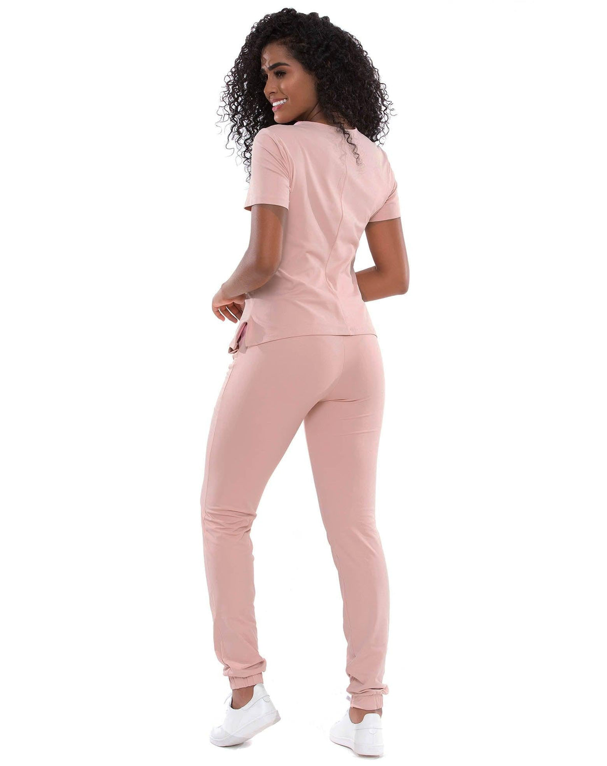 Scrub feminino Lily Soft nude com rosa de costas, blusa acinturada com recorte e calça jogger com punho elástico — foto 2