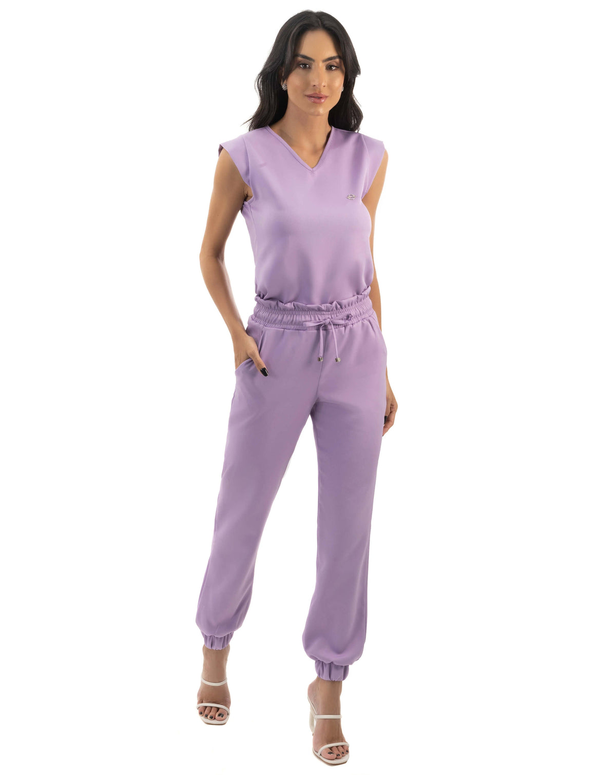 Scrub feminino Luna lavanda, modelo de corpo inteiro com blusa sem manga gola V e calça jogger com cordão