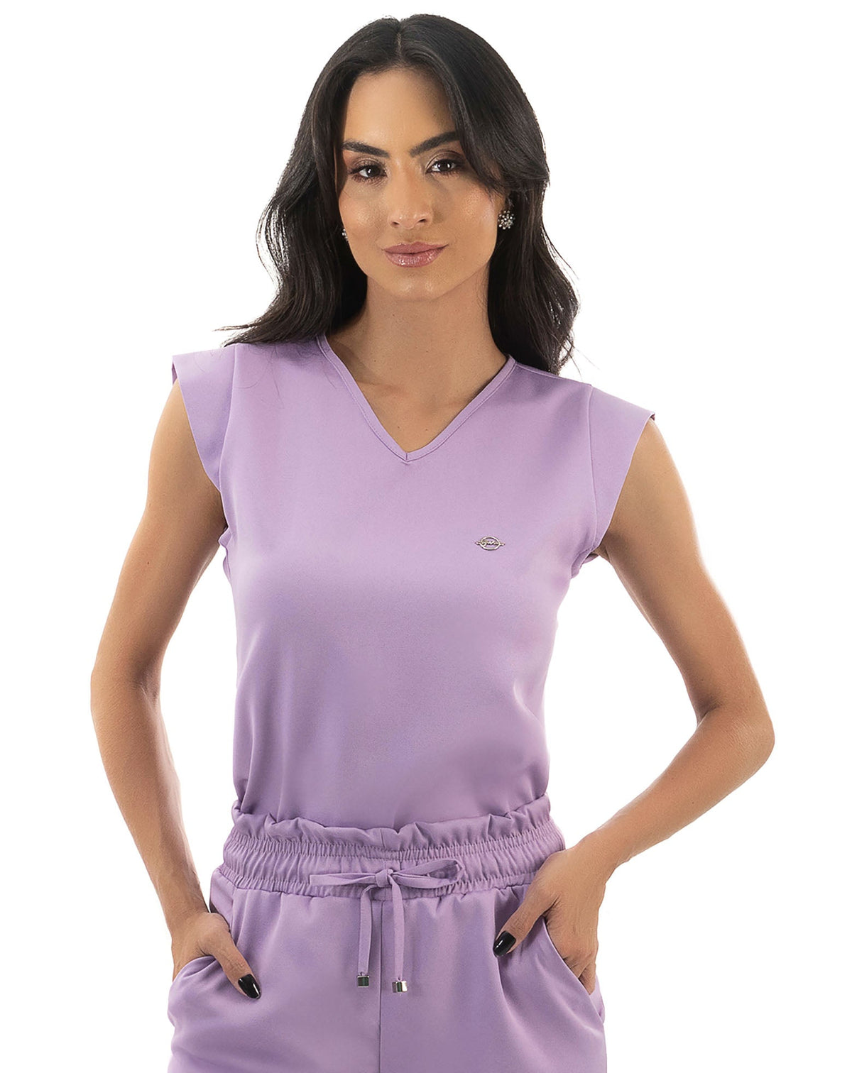 Scrub feminino Luna lavanda visto de frente, blusa sem manga com gola V e cintura franzida com amarração — foto 2