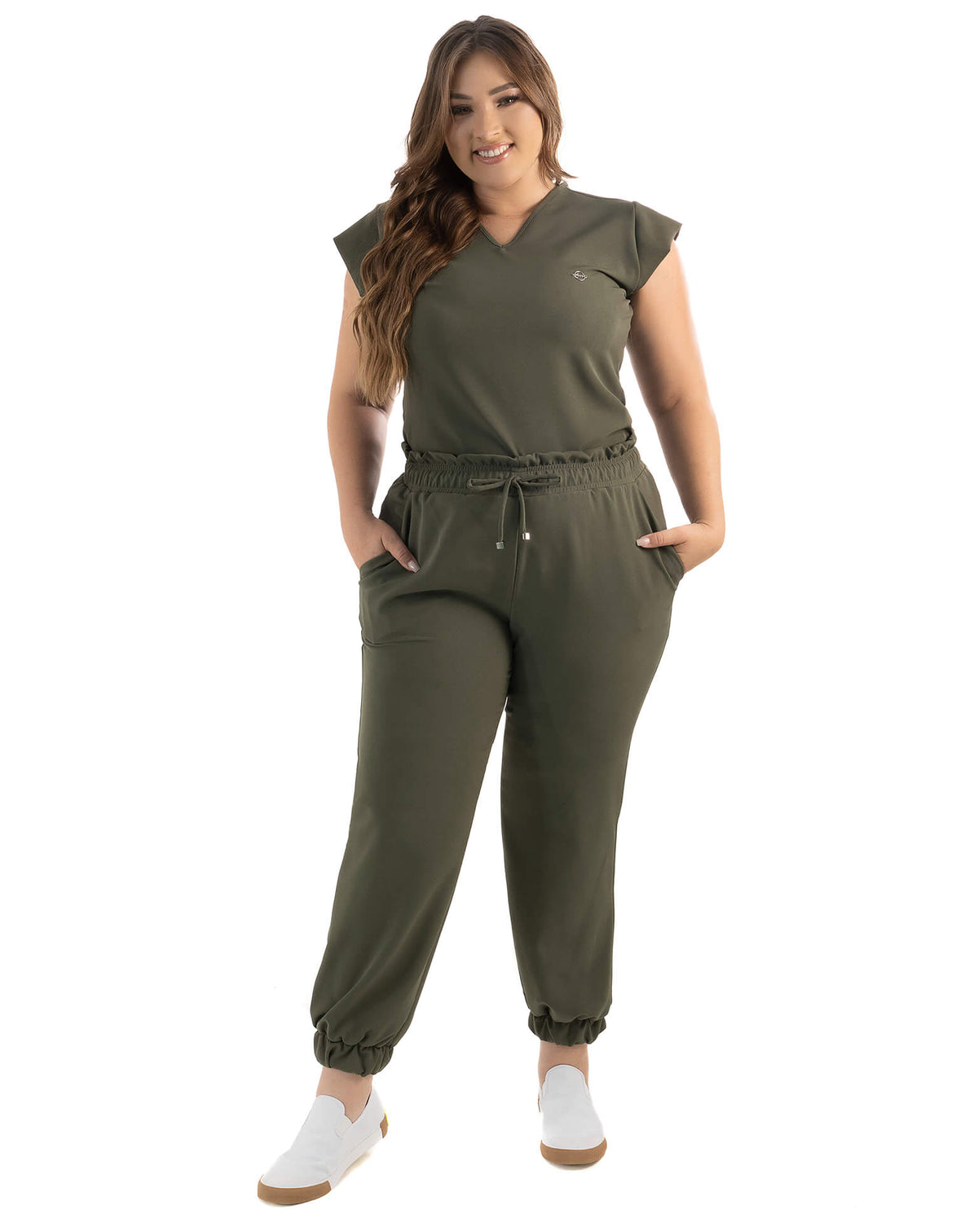 Scrub feminino Luna verde militar em modelo plus size, vista frontal de corpo inteiro com calça jogger — foto 5