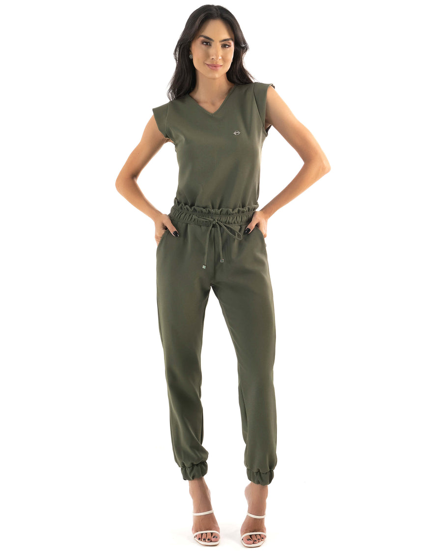 Scrub feminino Luna verde militar, modelo de corpo inteiro com blusa sem manga gola V e calça jogger
