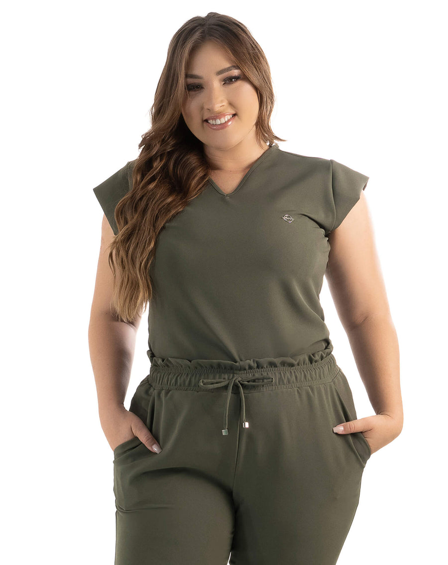 Scrub feminino Luna verde militar de frente em modelo plus size, blusa gola V e cós franzido com cordão
