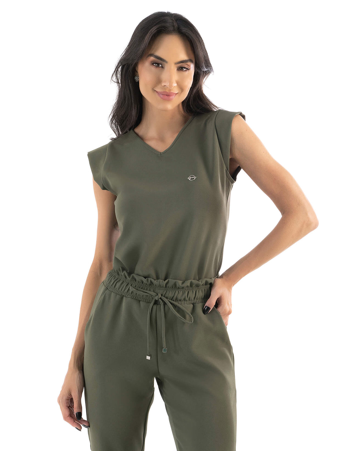 Scrub feminino Luna verde militar visto de frente, blusa sem manga com gola V e cintura franzida com cordão — foto 2