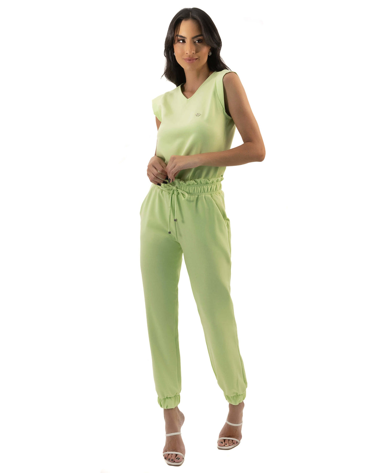 Scrub feminino Luna verde pistache de corpo inteiro, blusa sem manga e calça jogger com cordão na cintura — foto 2
