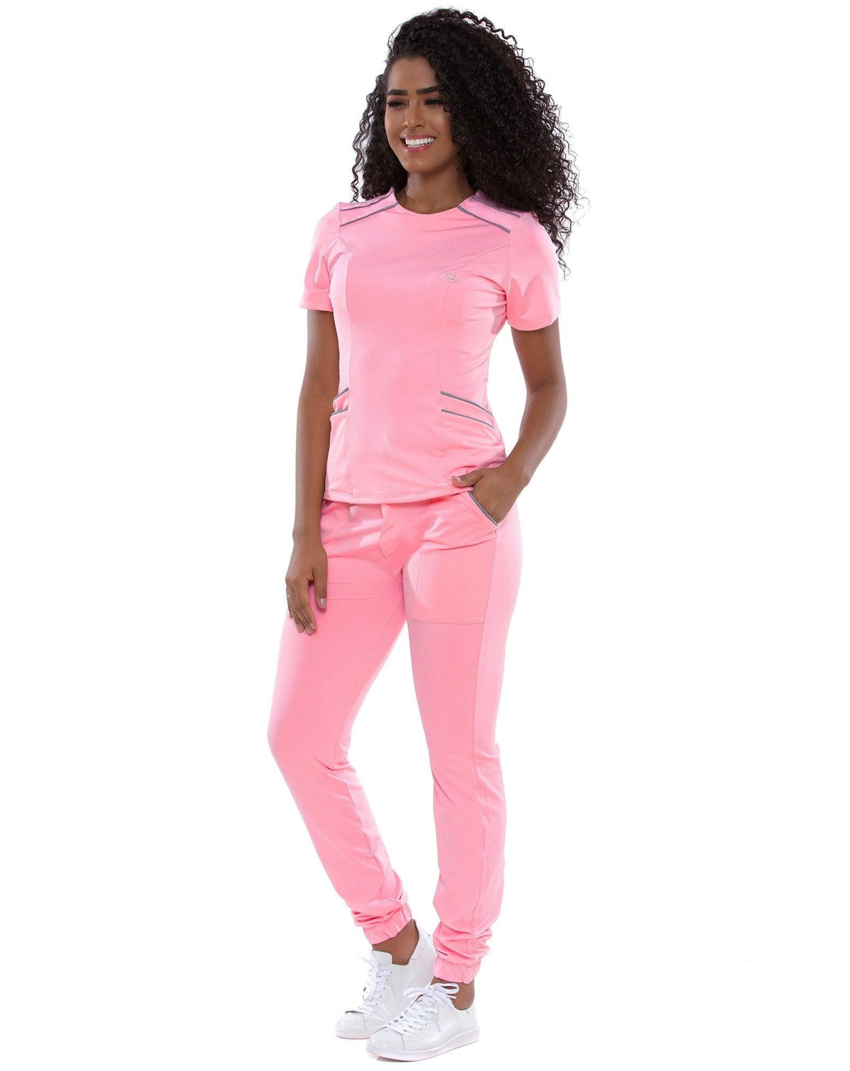 Scrub feminino Slim Soft rosa blush, modelo de corpo inteiro com mão no bolso da calça jogger com punho