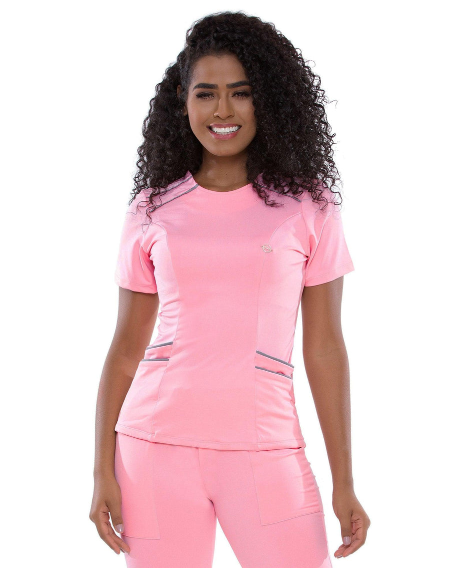 Scrub feminino Slim Soft rosa blush visto de frente, blusa gola redonda com frisos cinza nos ombros e bolsos